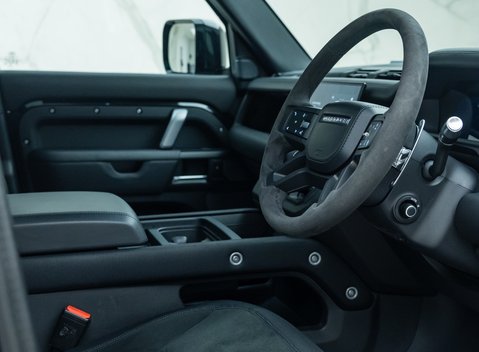 Land Rover Defender 110 V8 Bond Edition 13