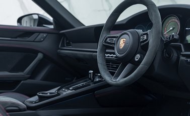 Porsche 911 Targa 4 GTS (992) 17