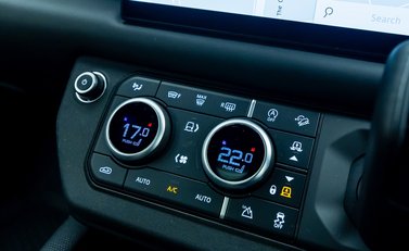 Land Rover Defender 90 V8 P525 Urban 18