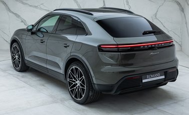 Porsche Macan 4 Electric 12