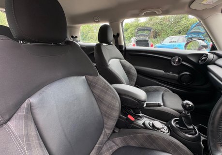 Mini Hatch Cooper 1.5 Petrol Manual Chili / Media XL 3 door - SAT NAV + APPLE CAR PLAY 4