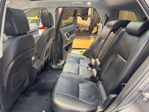Land Rover Discovery Sport 2.0 Discovery Sport Black HSE TD4 Auto 4WD 5dr 62