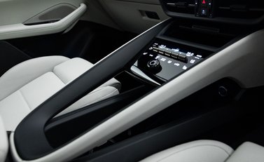 Porsche Macan Turbo Electric 23