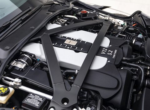 Aston Martin DBS Superleggera 32