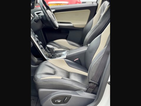 Volvo XC60 2.0 R-Design Powershift 12