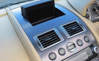 Aston Martin V8 Vantage Roadster 12