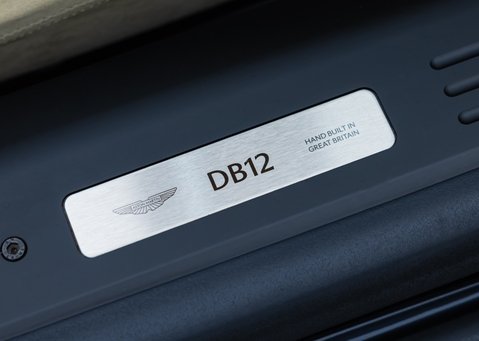 Aston Martin DB12 Volante