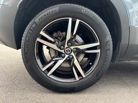 Volvo XC40 2.0 B3 MHEV Plus Dark SUV 5dr Petrol Hybrid DCT Auto Euro 6 (s/s) (163 ps) 17