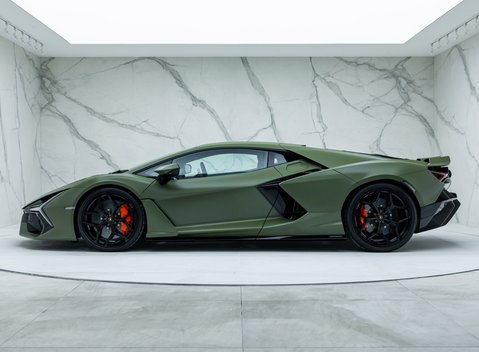Lamborghini Revuelto 5