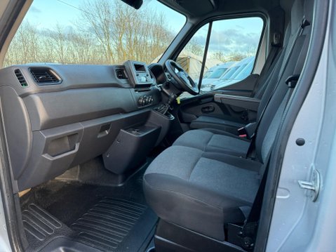 Renault Master 2.3 dCi 35 Business+ FWD LWB Medium Roof Euro 6 4dr 10