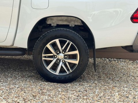 Toyota Hilux 2.4 HI-Luxury Invincible X D-4D 4WD Double Cab 4WD 5dr 19