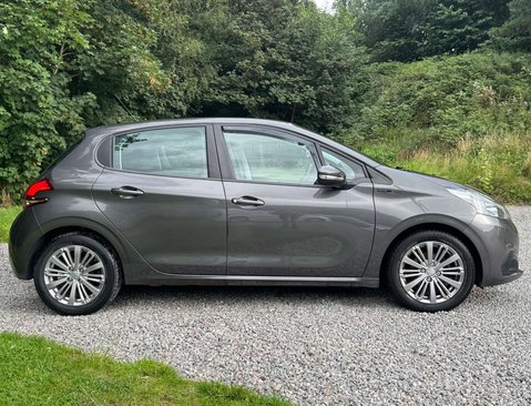 Peugeot 208 1.2 208 Signature S/S 5dr 3