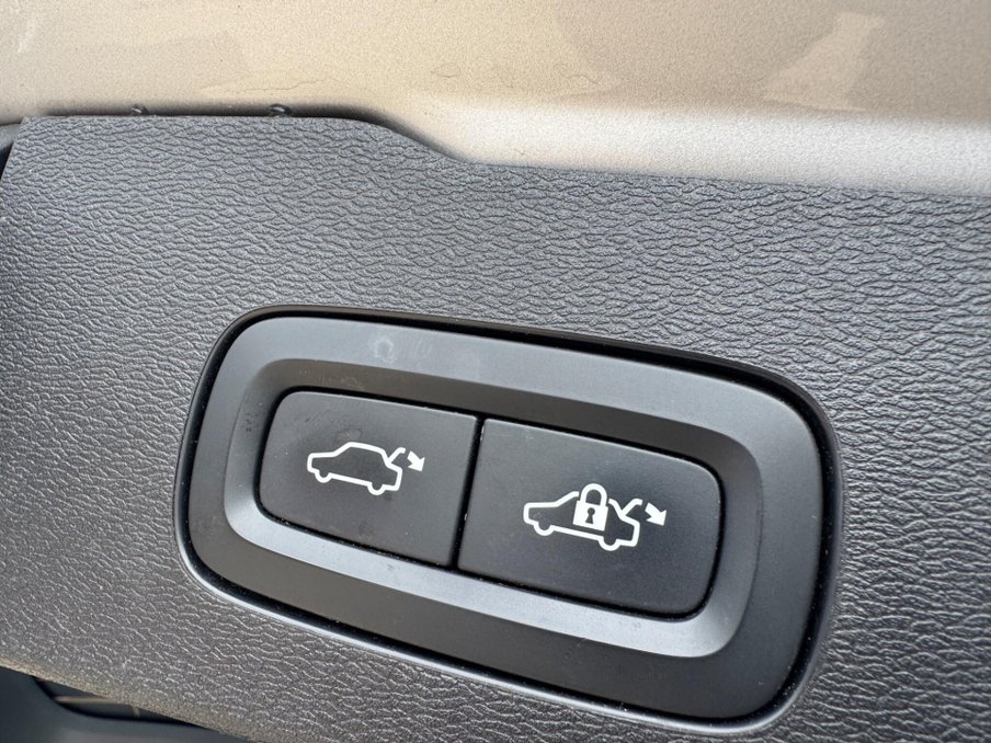 2021 Volvo V60 — image 40