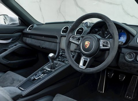 Porsche 718 Boxster Spyder 12