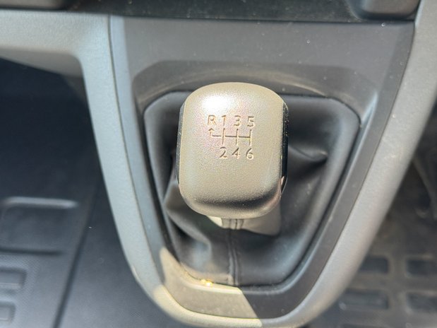 Vauxhall Vivaro SWB L1H1 [SOLD MM] Low Roof F2700 Dynamic Air Con Sensors EURO 6 29