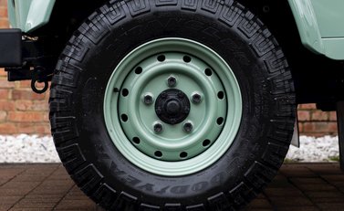 Land Rover Defender 110 Heritage Station Wagon 10