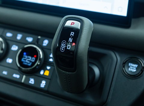 Land Rover Defender 110 OCTA EDITION ONE 28