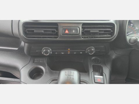Toyota Proace City design L1 H1 SWB 1.5d 100ps eu6 nav 6 Speed 17