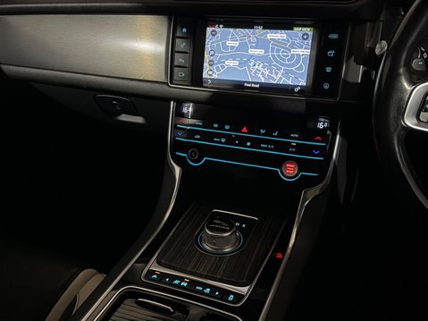 Jaguar XF V6 S 15