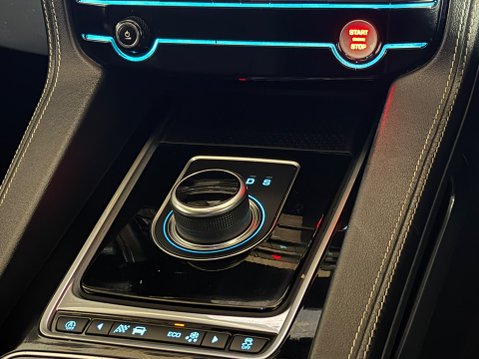 Jaguar F-Pace R-SPORT AWD 16