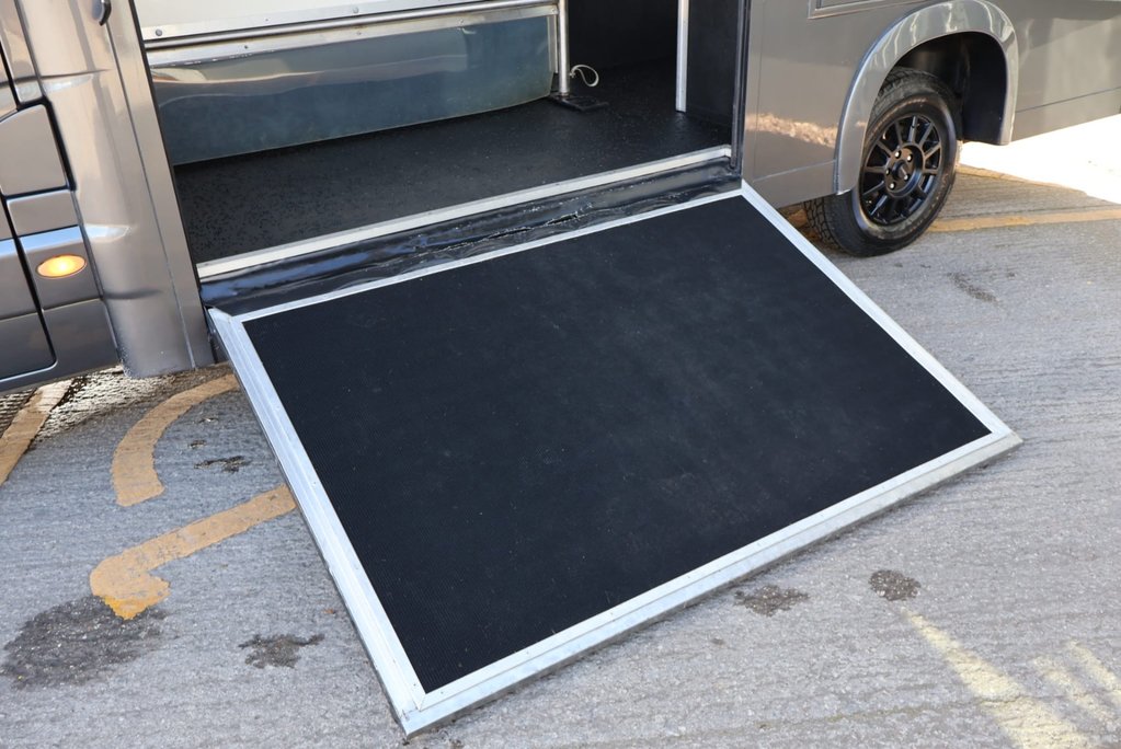 Renault Master 3.5 ton Coach Built Freddie Gover Horsebox with uprated suspension alloys  16