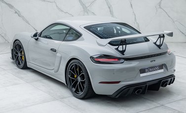 Porsche Cayman GT4 718 12
