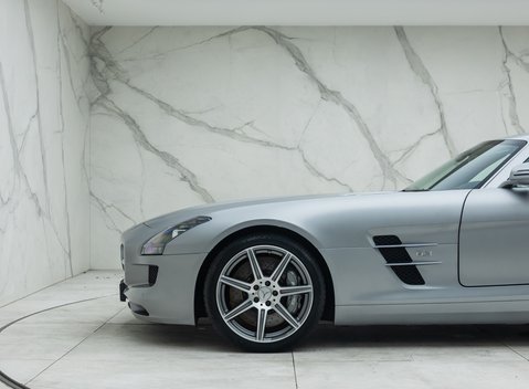 Mercedes-Benz SLS AMG 33