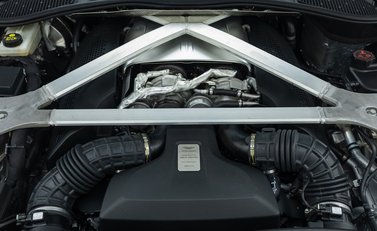 Aston Martin V8 Vantage 33