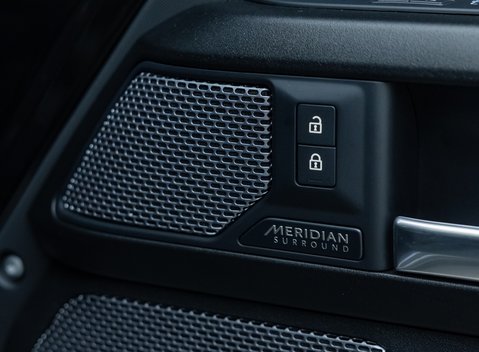 Land Rover Defender 110 V8 Bond Edition 33