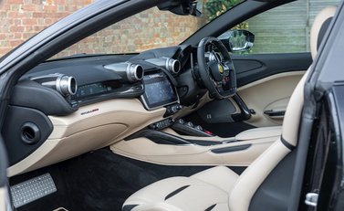 Ferrari GTC4 Lusso 15