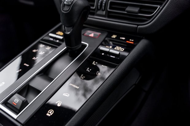 Porsche Macan S PDK. PANO ROOF. BOSE SOUND SYSTEM. HEATED FRONT SEATS. REVERSING CAMERA. 4