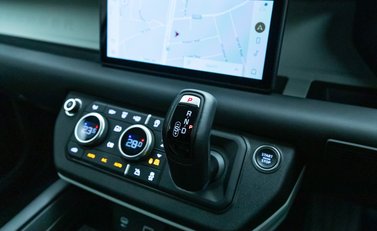 Land Rover Defender 110 D300 HSE Hard Top URBAN 16