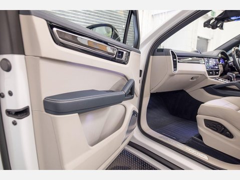 Porsche Cayenne 3.0 V6 E-Hybrid 17.9kWh Platinum Edition TiptronicS 4WD Euro 6 (s/s) 5dr (3 72