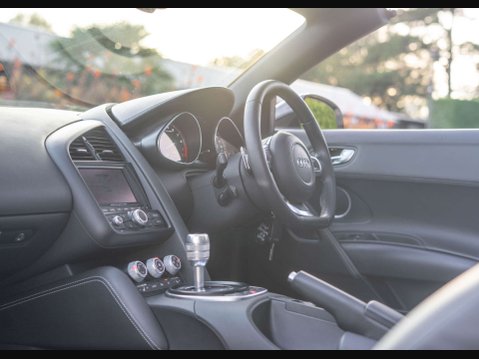 Audi R8 5.2 R8 Spyder Quattro V10 Semi-Auto 4WD 2dr 18