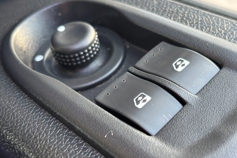 Renault Master LL35 Business 145 ps dCi Dropside Truck - Air Con & Sat Nav 28