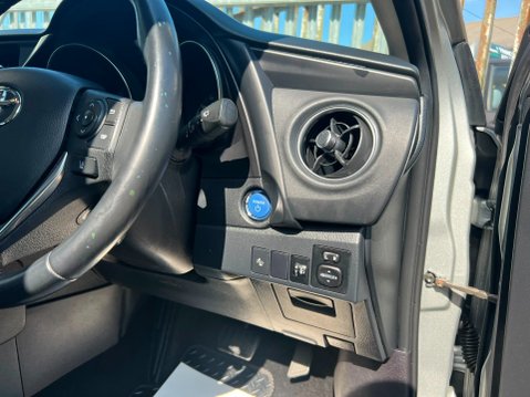 Toyota Auris VVT-I ICON TECH TOURING SPORTS 35