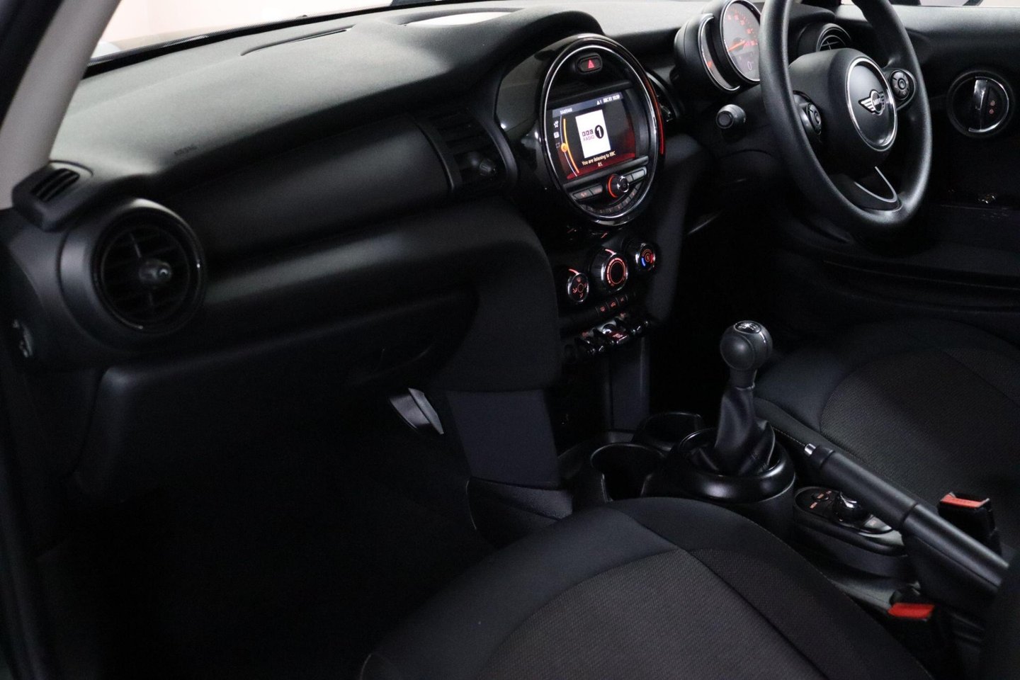 2018 MINI Hatch — image 30