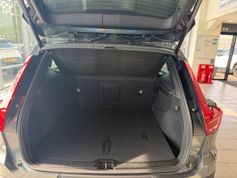 Volvo XC40 2.0 B4 MHEV Plus Dark DCT Auto Euro 6 (s/s) 5dr 32