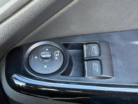 Ford Fiesta 1.0T EcoBoost Titanium Euro 5 (s/s) 5dr 17