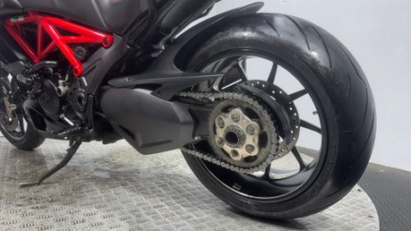 Ducati Diavel 1198 CARBON EDITION 24K 1 OWNER JUST SERVICED MOT APRIL 2027 11