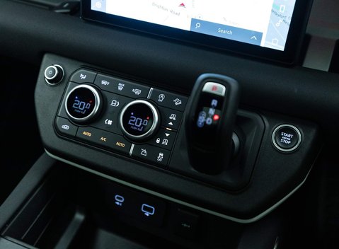 Land Rover Defender SE 15