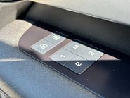 Land Rover Discovery D300 Commercial Dynamic HSE 40