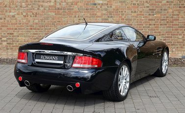 Aston Martin Vanquish S 22