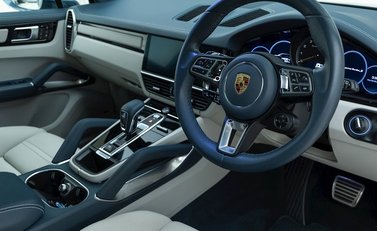 Porsche Cayenne TURBO S E-HYBRID 8