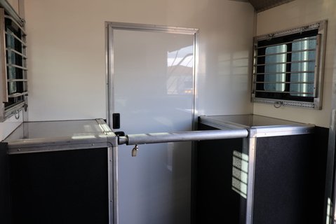 Renault Master 3.5 ton Coach Built Freddie Gover Horsebox with uprated suspension alloys  25