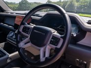 Land Rover Defender D300 HSE HardTop 11