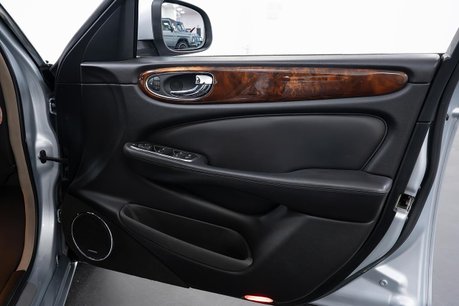 Jaguar XJ 3.0 V6 Sovereign Saloon 4dr Petrol Automatic (249 g/km, 240 bhp) 5
