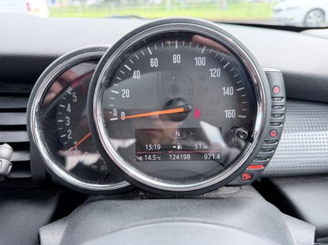 Mini Hatch COOPER D [CHILI + MEDIA XL PACKS] 17