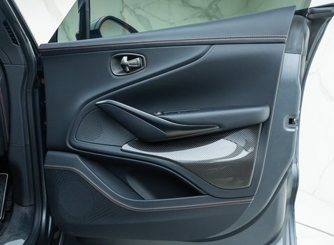 Aston Martin DBX 707 27