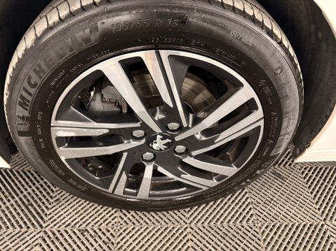 Peugeot 208 1.2 PureTech Allure Premium Euro 6 (s/s) 5dr 42
